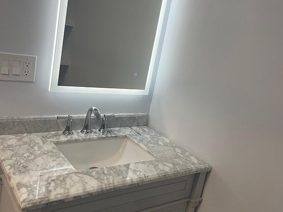 4th image of 190 Hill St