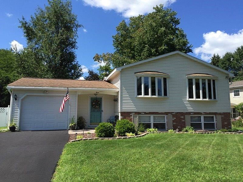 1st image of 3 Briarfield Dr