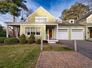 8 Hathaway Pond Cir, Rochester, MA 02770