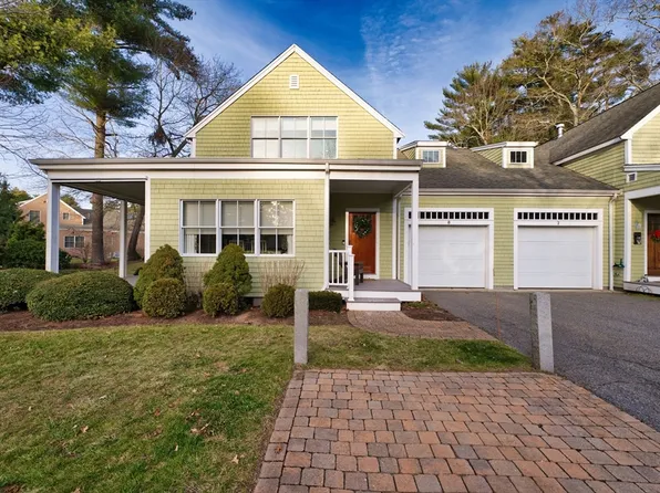 8 Hathaway Pond Cir, Rochester, MA 02770