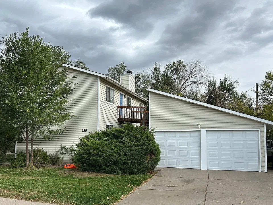 735 Manitou Blvd