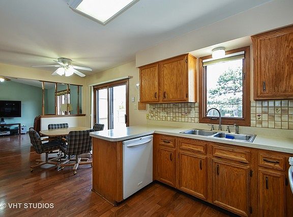 3rd image of 15329 Oxford Dr