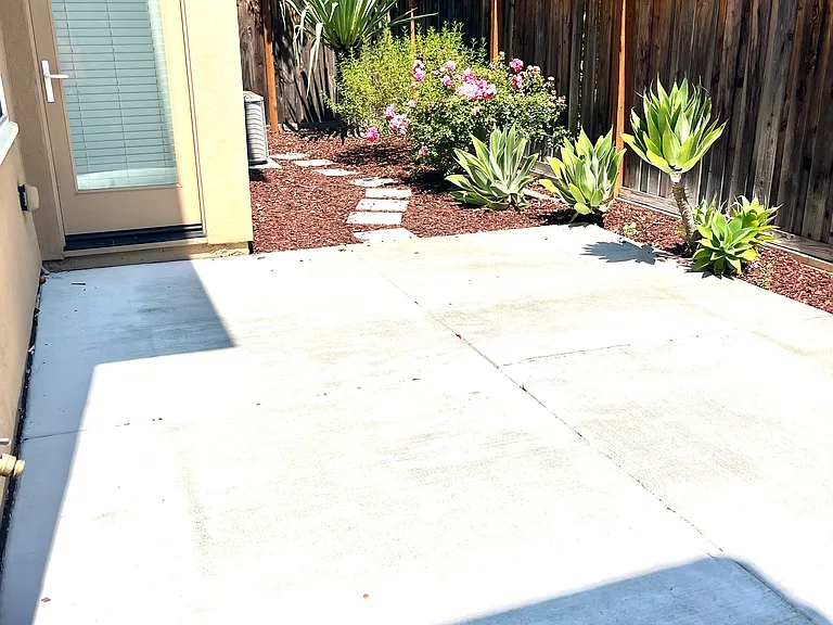 105 Farnham Ln — Photo 28