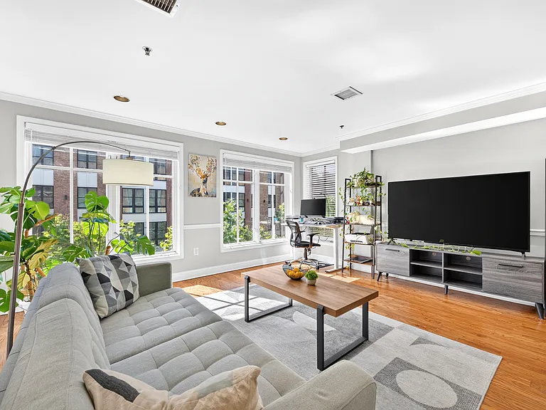 1331 Grand St — Photo 4