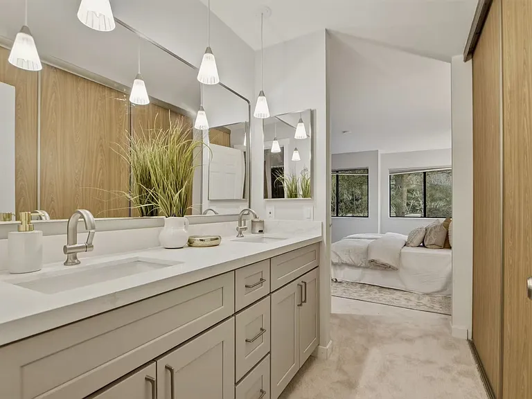 1354 Bellevue Way NE #4 — Photo 4