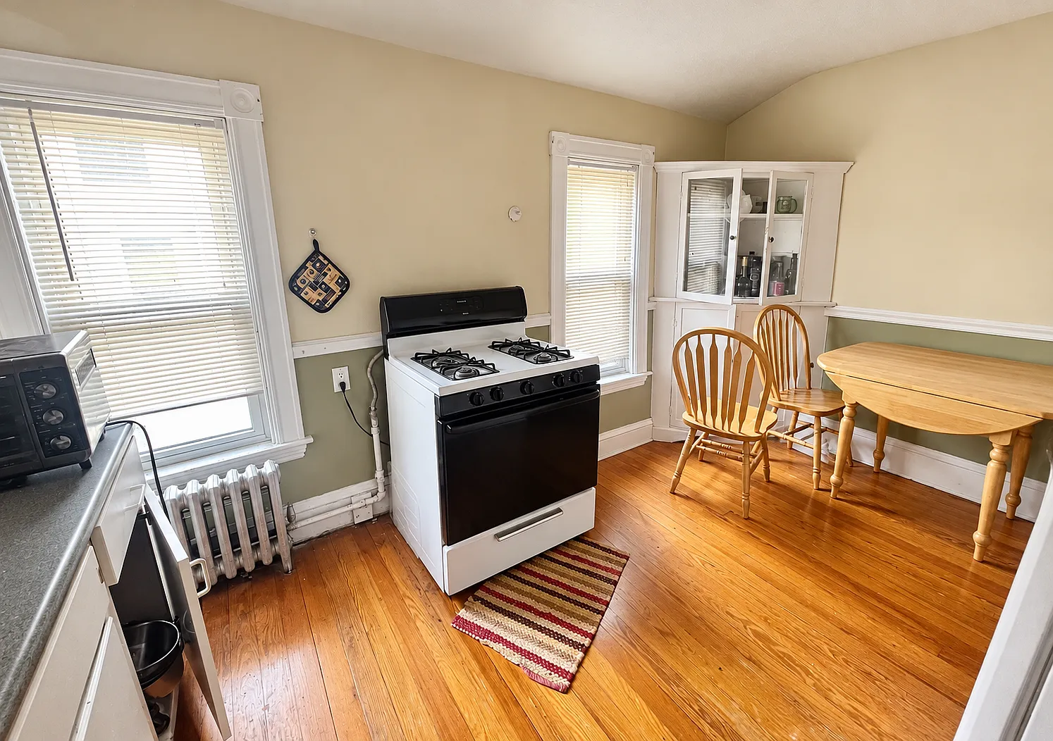 2 bed, 800 sqft, $2,500 — Photo 2