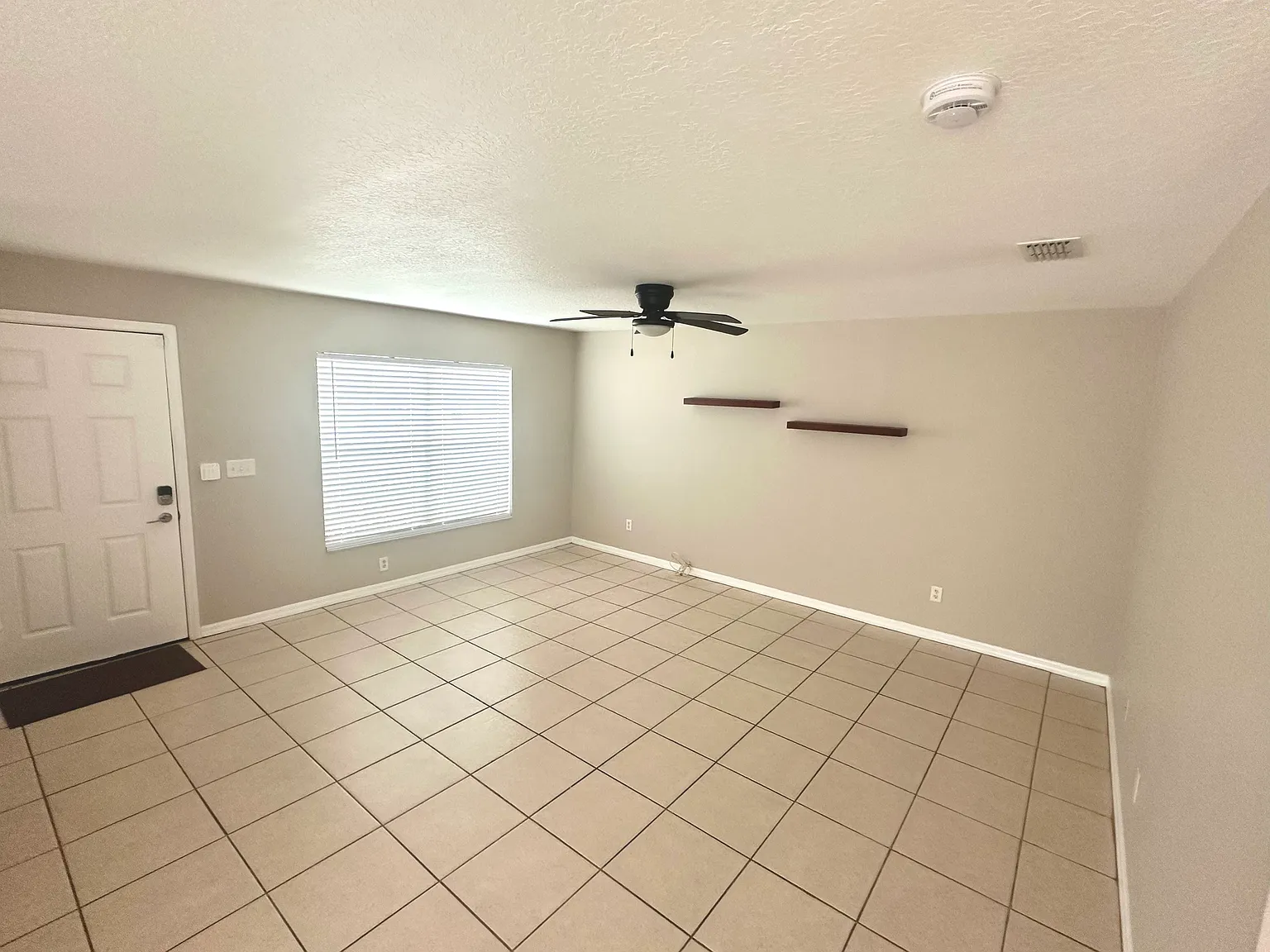 3 bed, 1215 sqft, $2,300 — Photo 2