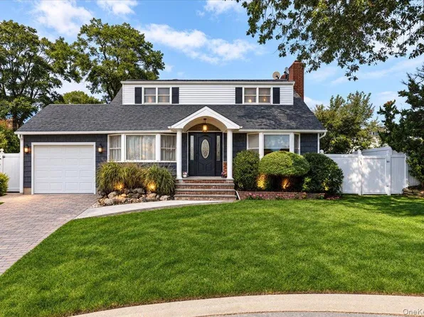 1 5th Avenue, Farmingdale, NY 11735