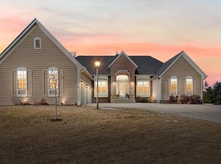 118 Kestrel Way, Hartland, WI 53029