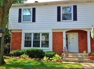 1705 Colonial Ln, Northfield, IL 60093