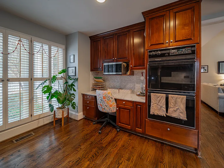 (previous photo showing furnishings that have now been removed. Oven remains but no microwave)