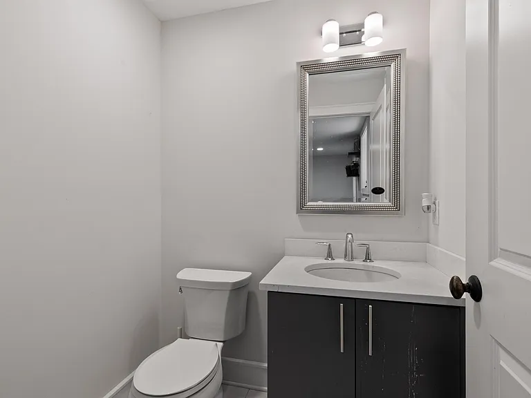 1627 John St #A — Photo 22