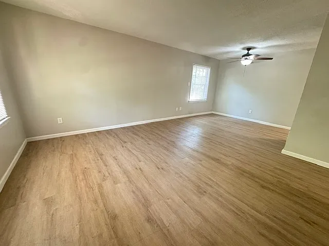 1519 Baker St — Photo 3
