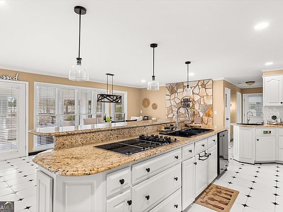 4th image of 589 Cooper Rd