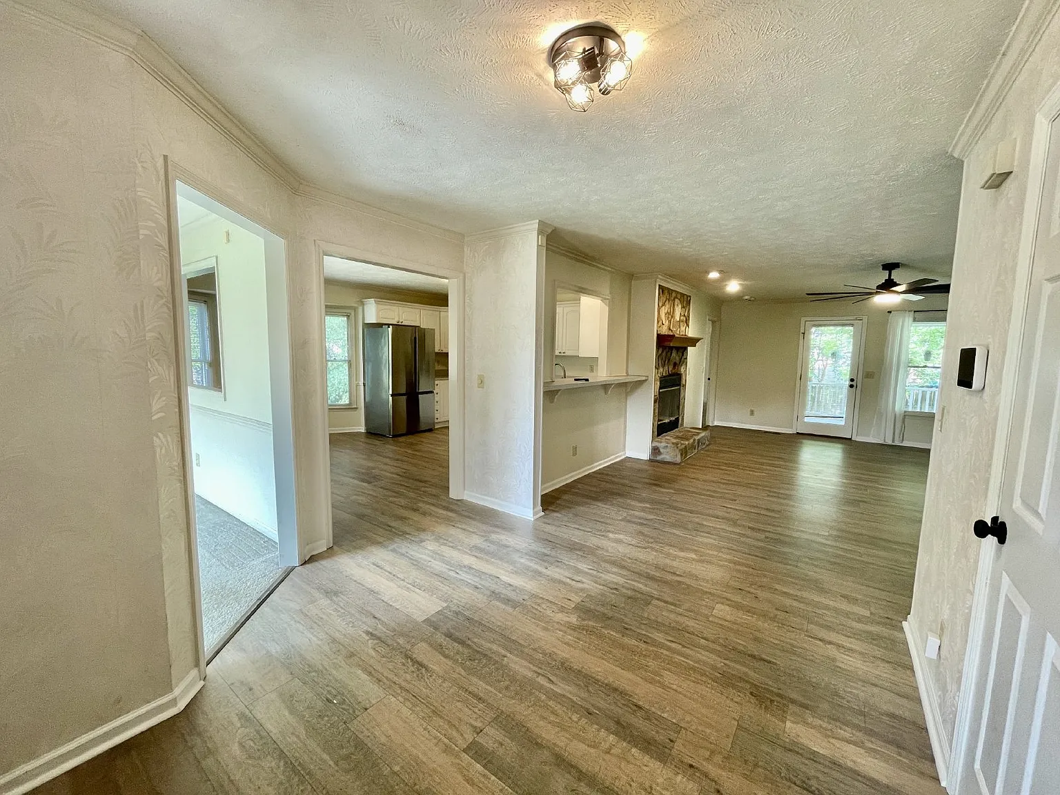 3 bed, 2.0 bath, 1737 sqft, $1,900 — Photo 2
