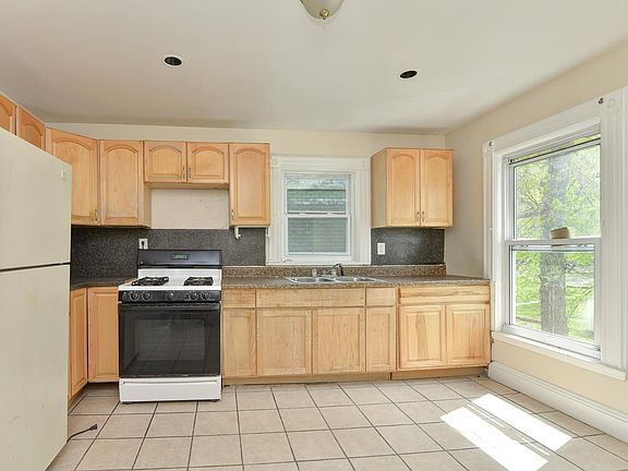 4th image of 68 Hudson Ave #2