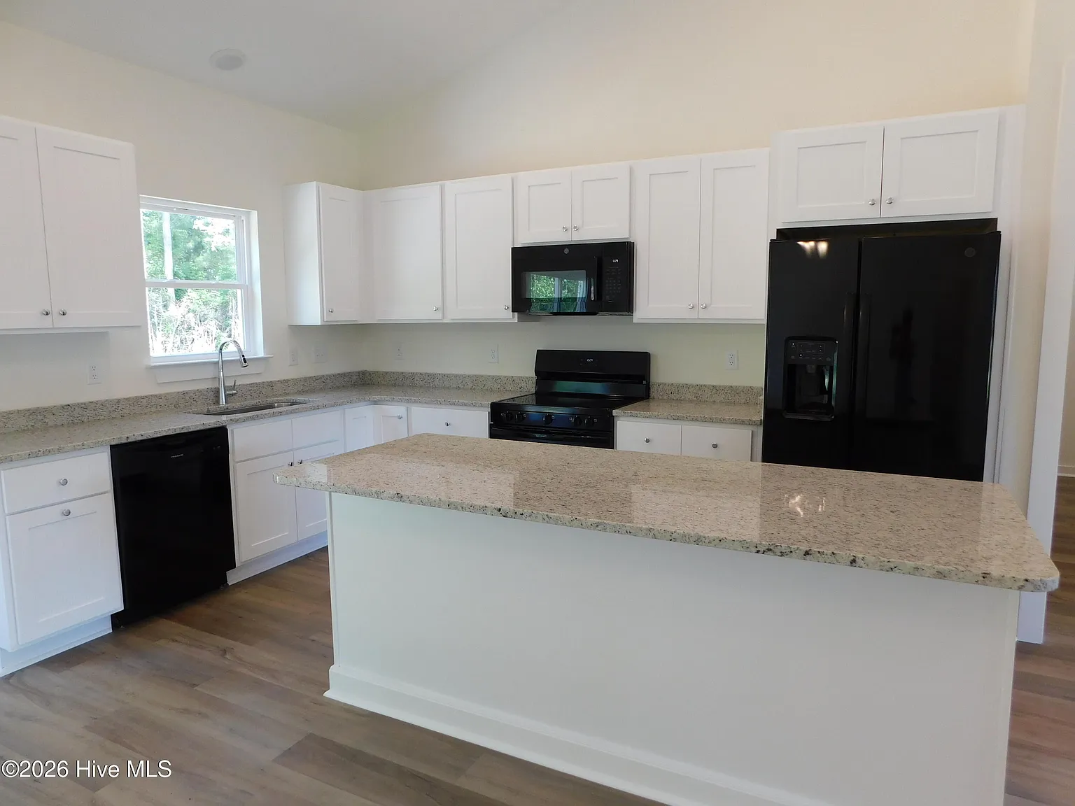 3 bed, 2.0 bath, $2,400 — Photo 3