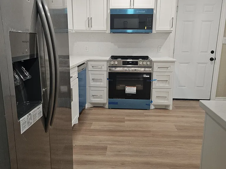 208 S Grand Ave — Photo 5