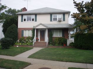 122 Roslyn Rd, Mineola, NY 11501