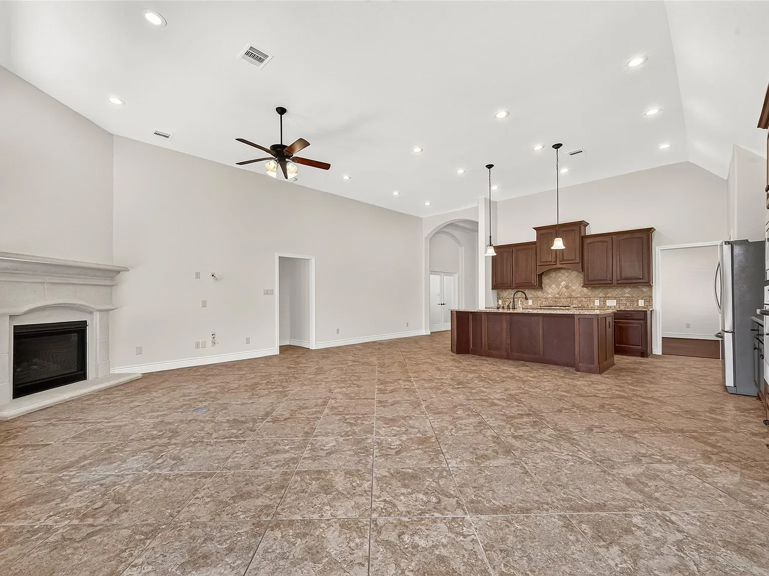 4 bed, 3.0 bath, 2725 sqft, $3,075 — Photo 2