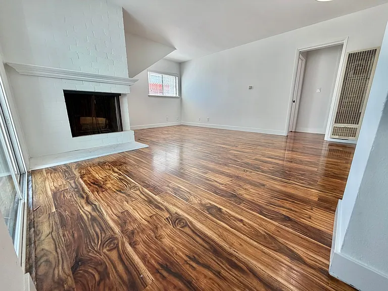 2201 Manhattan Ave — Photo 2