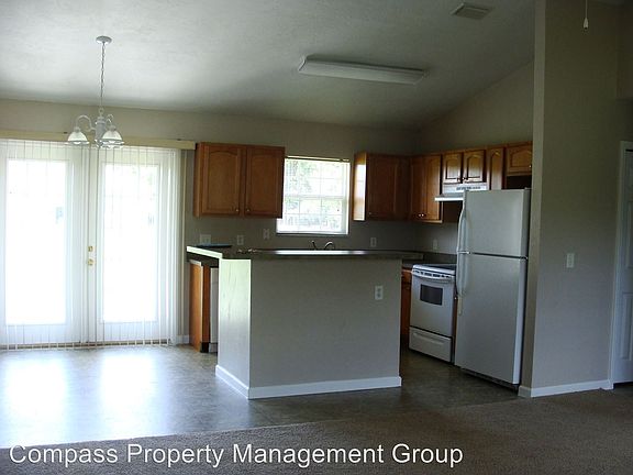 3rd image of 122 SE Victoria Gln