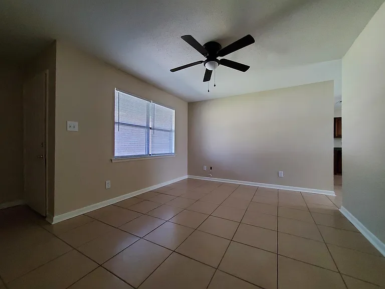 1805 Courtney Dr — Photo 2