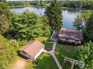 3616 Mary Ann Dr, Pinckney, MI