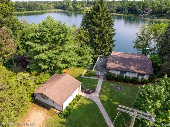 3616 Mary Ann Dr, Pinckney, MI 48169