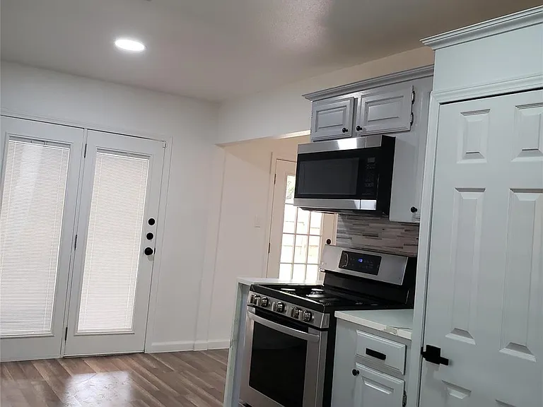 703 Meadow Creek Dr — Photo 5