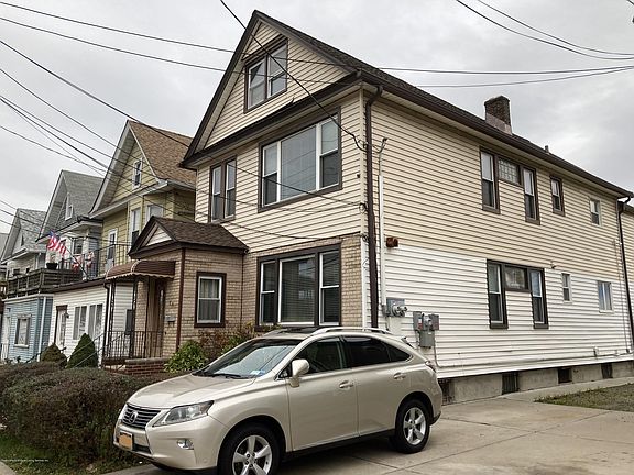 3rd image of 181 Van Buren St