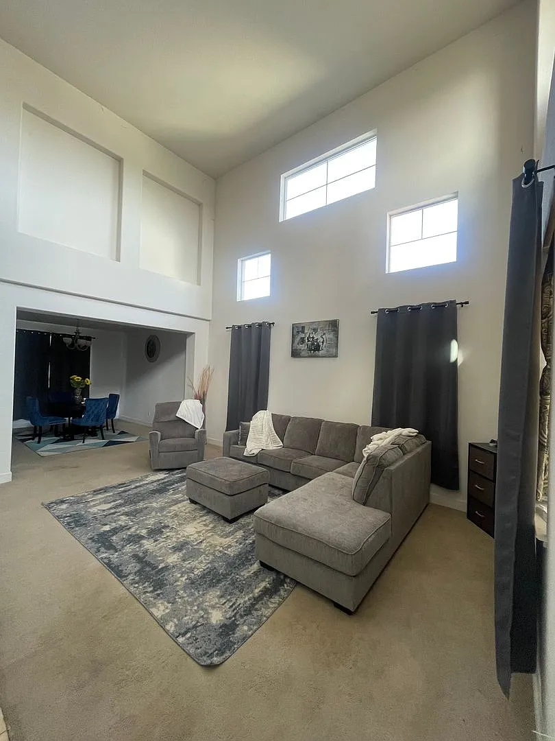 massive 4-bedroom, 3-bathroom home in Plumas Lake (Arboga) — Photo 2