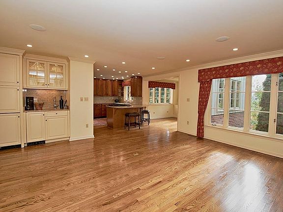 4th image of 153 Woodshire Dr
