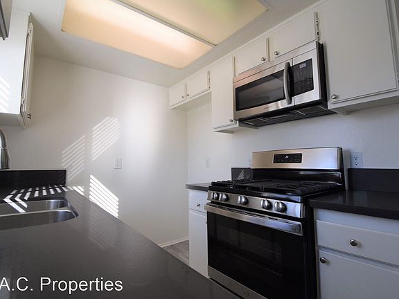 4th image of 12338 Oxnard St #206