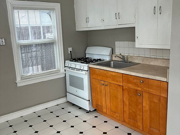 4th image of 715 8th Ave N #715