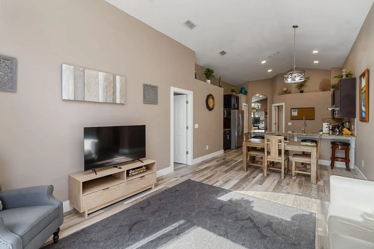 4 bed, 2.0 bath, 1937 sqft, $4,645 — Photo 4