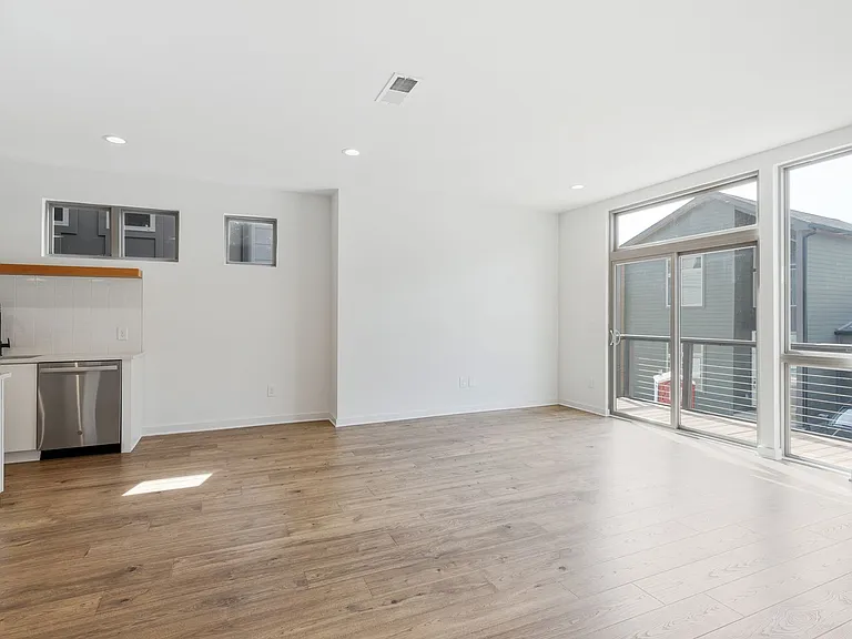 3060 Edwin Cir — Photo 8
