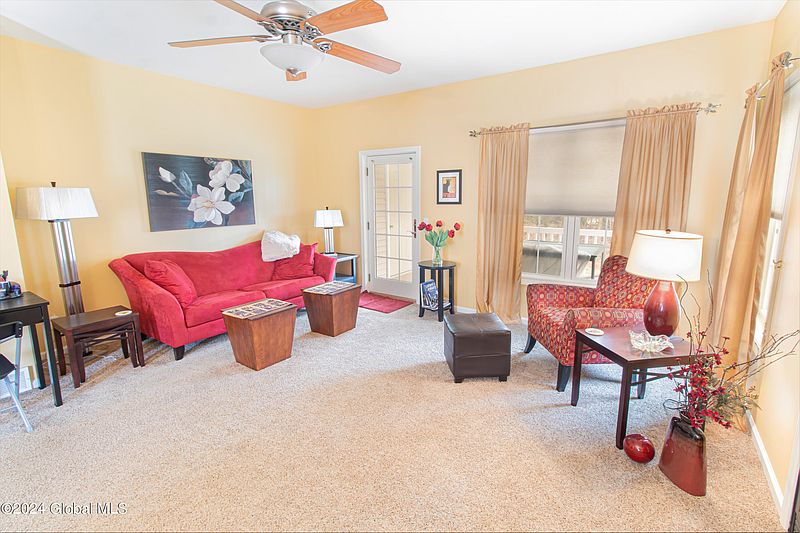 3rd image of 33 Knollwood Hollow