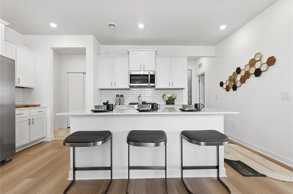5 bed, 2505 sqft, $3,500 — Photo 4