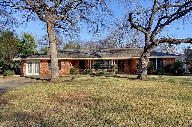 1st image of 708 Club Oak Dr