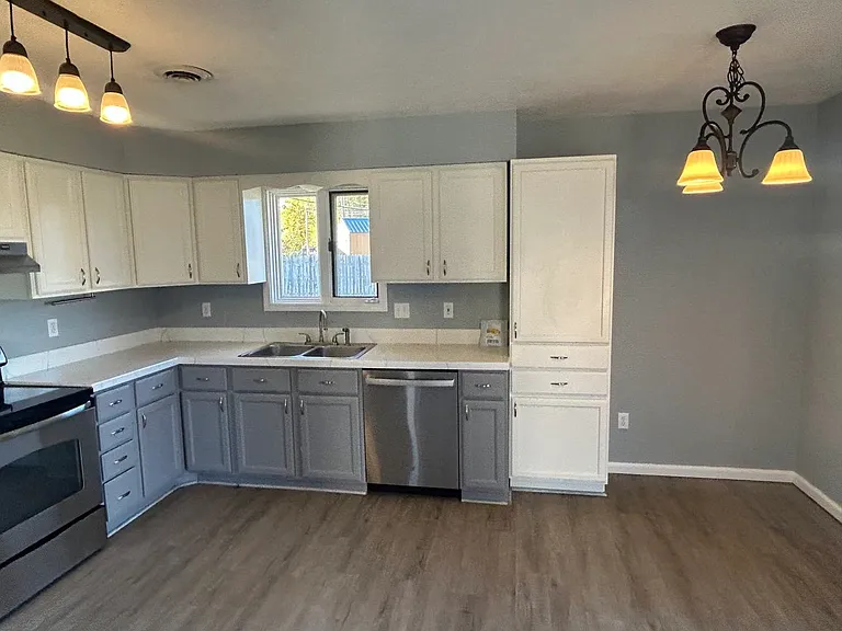 1320 Parkside Dr — Photo 5