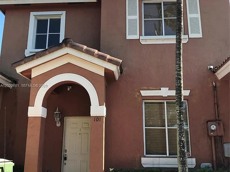 101 SW 15th Rd #101 — Photo 1