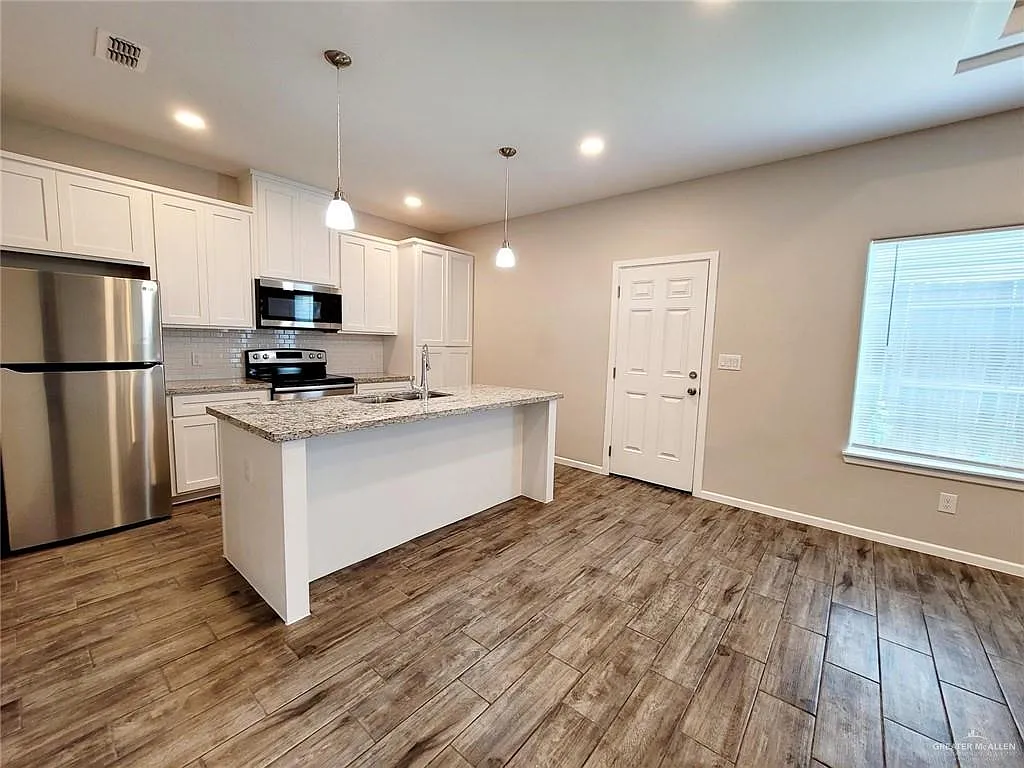 3 bed, 2.0 bath, 1078 sqft, $1,175 — Photo 4