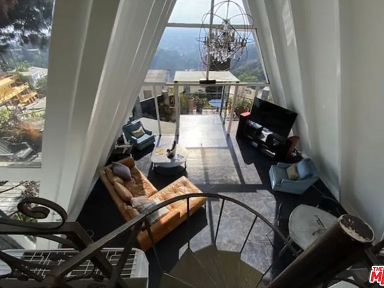 2144 Sunset Plaza Dr — Photo 27