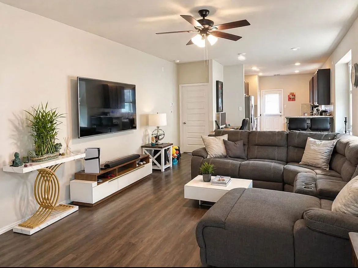 4 bed, 2093 sqft, $2,299 — Photo 4