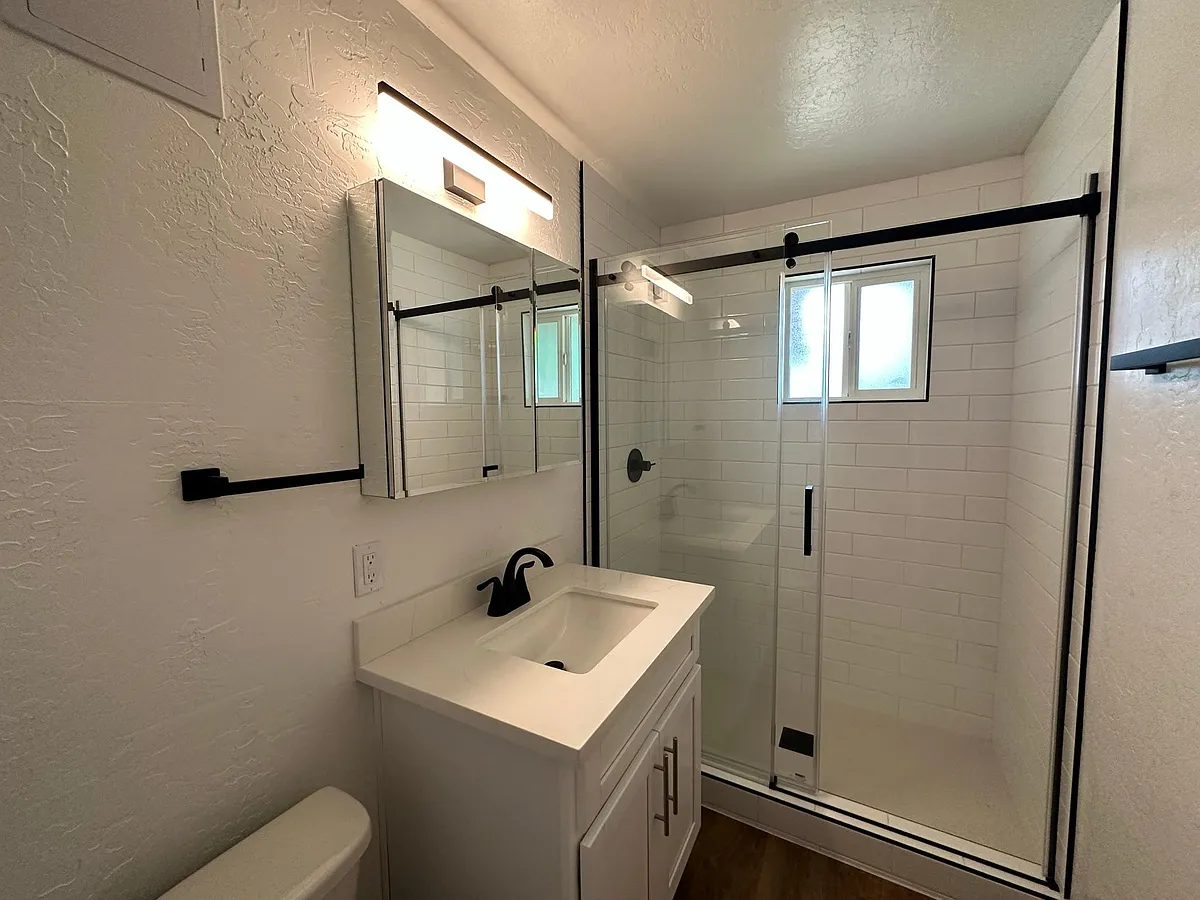 Building Photo - 1515 E Oregon Ave #2