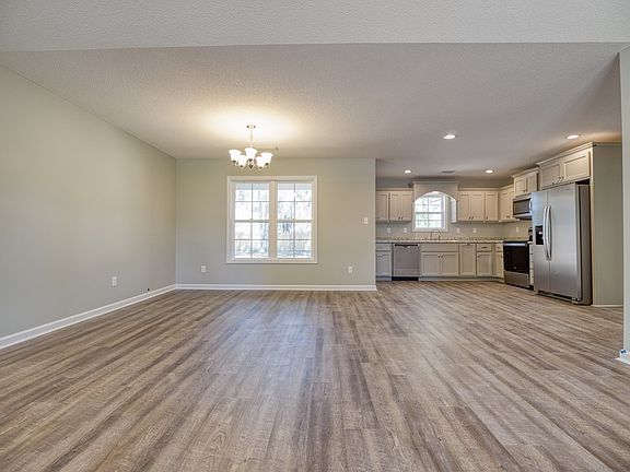 5th image of 4608 Camden Cir