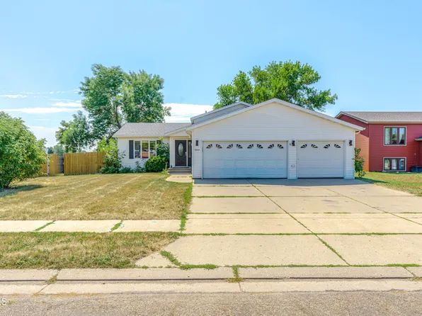 2604 Lexington Dr, Bismarck, ND 58503
