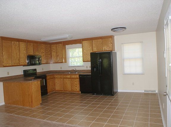3rd image of 125 Hilltop Dr