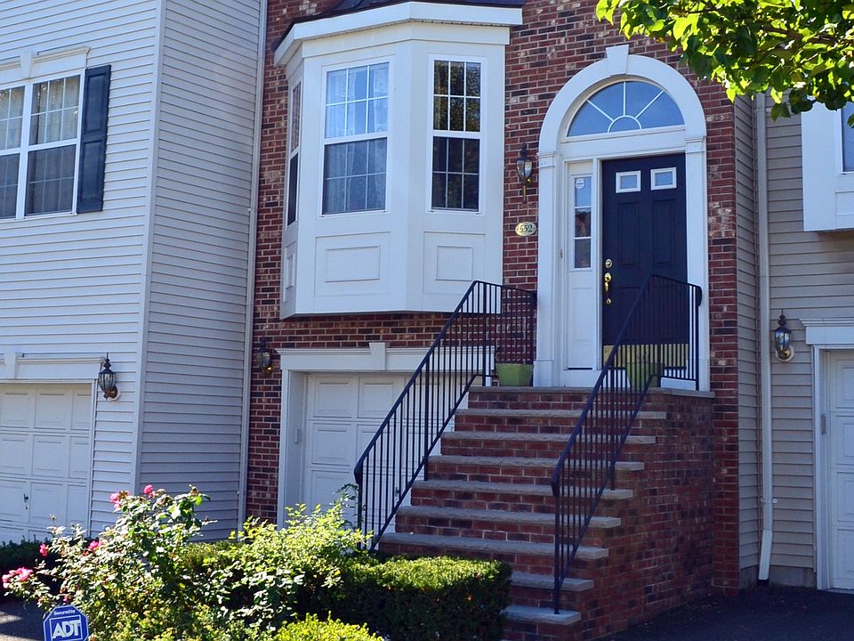 1st image of 552 Coventry Dr